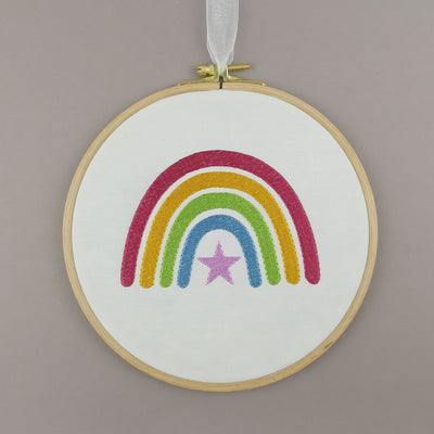 Stickrahmen, Regenbogen, Stickrahmen mit Regenbogen bestickt, Kinderzimmerdeko, Wanddeko, Rainbow, Regenbogen für Kinder, Liebesnaht, Kuschelwelten,Geschenke für Kinder