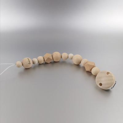 Schnullerkette aus Holzperlen in verschiedenen Formen und Größen mit einer gravierten Perle