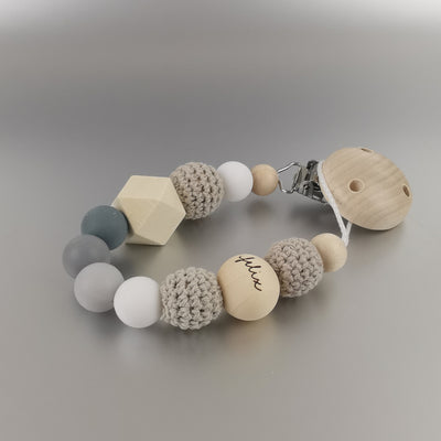 Schnullerkette aus runden Silikonperlen mit einer Hexagonperle aus Holz und drei Häkelperlen dazu eine runde Holzperle mit Gravur, Namensperle, individuelle Babygeschenke, Geschenk zur Geburt, personalisierte Geschenke