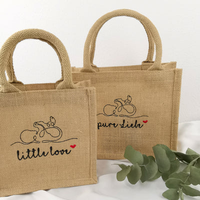 Jutetasche, Jute Tasche, Tasche aus Jute, natürlich verpacken, natürliche Geschenkverpackung, Geschenkverpackung, Tasche für Geschenke, Babygeschenke, bestickte Tasche, Tasche bestickt, Liebesnaht, Kuschelwelten, bestickte Geschenke, Taufgeschenk, Geschenk zur Geburt