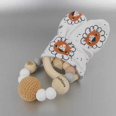 Greifling aus Silikonperlen, großer Häkelperle und knisternden Hasenohren mit Löwe, gravierte Perle, Namensperle, personalisierte Babygeschenke, Geschenk zur Geburt