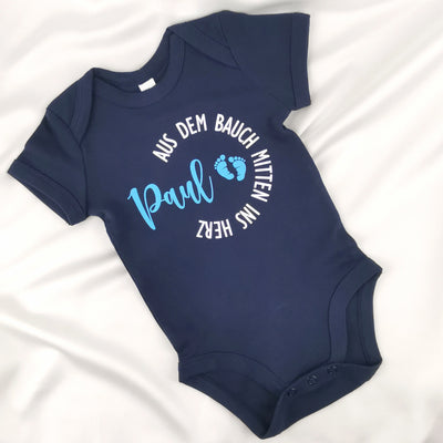 Babybody bedruckt mit Namen und dem Text "Aus dem Bauch mitten ins Herz"