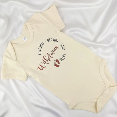 farbiger Babybody bedruckt mit Namen und den Geburtsdaten