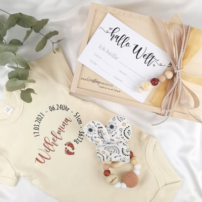 Geschenkset, Taufgeschenk, Geschenk zur Geburt, Babyshower, Babygeschenke, individuelle Geschenke, Geschenk für Babys, Erinnerungskiste, Holzkiste, Greifling, Greifling mit Gravur, Babybody mit Druck, Babybody mit Name