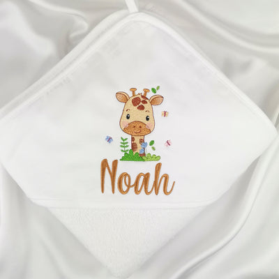 weißes Badetuch mit Kapuze, bestickt mit Giraffe und Name
