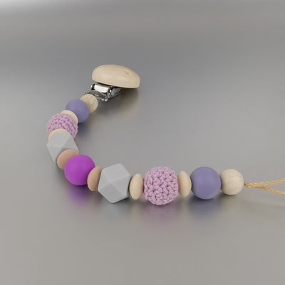 Schnullerkette aus Häkelperlen, Hexagonperlen aus Silikon, Silikonlinsen zwischen den Perlen und einer Gravur auf einer Holzperle