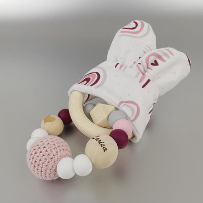 Greifling aus Silikonperlen, großer Häkelperle und knisternden Hasenohren, gravierte Perle, Namensperle, personalisierte Babygeschenke, Geschenk zur Geburt