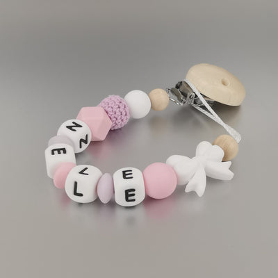 Schnullerkette mit Buchstabenperlen aus Silikon, Häkelperle und Silikonschleifchen in Rosa, Geschenk zur Geburt, personalisierte Schnullerkette, Taufgeschenk, individuelle Babygeschenke