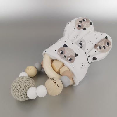 Greifling aus Silikonperlen in Naturfarben, großer Häkelperle und knisternden Hasenohren mit Kätzchen, gravierte Perle, Namensperle, personalisierte Babygeschenke, Geschenk zur Geburt