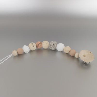 Schnullerkette aus Holz- und Silikonperlen mit Häkelperlen mit gravierter Perle, Geschenk zur Geburt, Namensperle, individuelle Babygeschenke