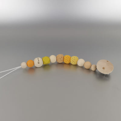 Schnullerkette aus Holzperlen, farbigen Häkelperlen in Naturfarben, personalisierte Babygeschenke, Schnullerkette mir Name, Geschenk zur Geburt