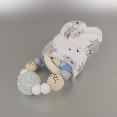 Greifling aus Silikonperlen, großer Häkelperle und knisternden Hasenohren mit Sonne und Wolken, gravierte Perle, Namensperle, personalisierte Babygeschenke, Geschenk zur Geburt