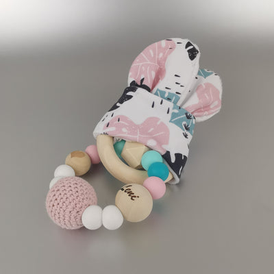 Greifling aus Silikonperlen, großer Häkelperle und knisternden Hasenohren, gravierte Perle, Namensperle, personalisierte Babygeschenke, Geschenk zur Geburt