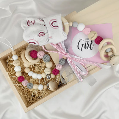 Geschenkset mit Schnullerkette, Greifling und Beißkette in einer Holzkiste, Babygeschenk mit gravierter Perle, Farbe des Set Beere, Grau und Rosa