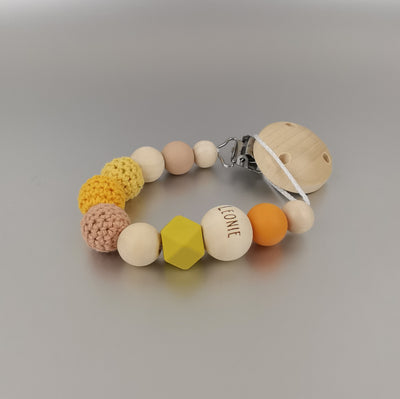 Schnullerkette aus Holzperlen, farbigen Häkelperlen in Naturfarben, personalisierte Babygeschenke, Schnullerkette mir Name, Geschenk zur Geburt
