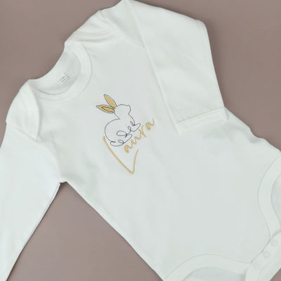 weißer Babybody bestickt mit einem Osterhasen und Namen